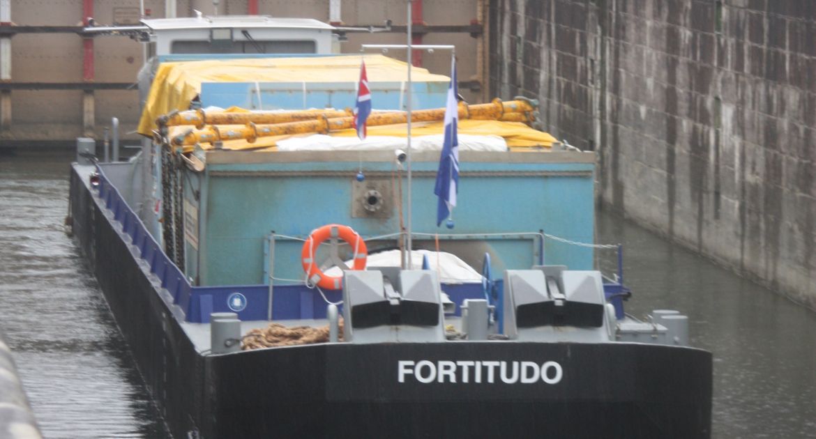 Premier voyage pour la barge colis lourds Fortitudo de Rhenus