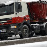 Camion sur une route enneigée ; Photo : Bernard Suard / Terra