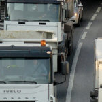 Poids lourds sur une route ; Photo : Laurent Mignaux / Terra